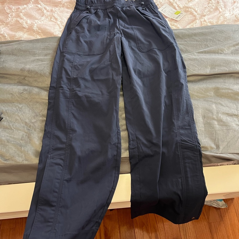 NWT Womens trekkie parachute pant, navy blue, size 4